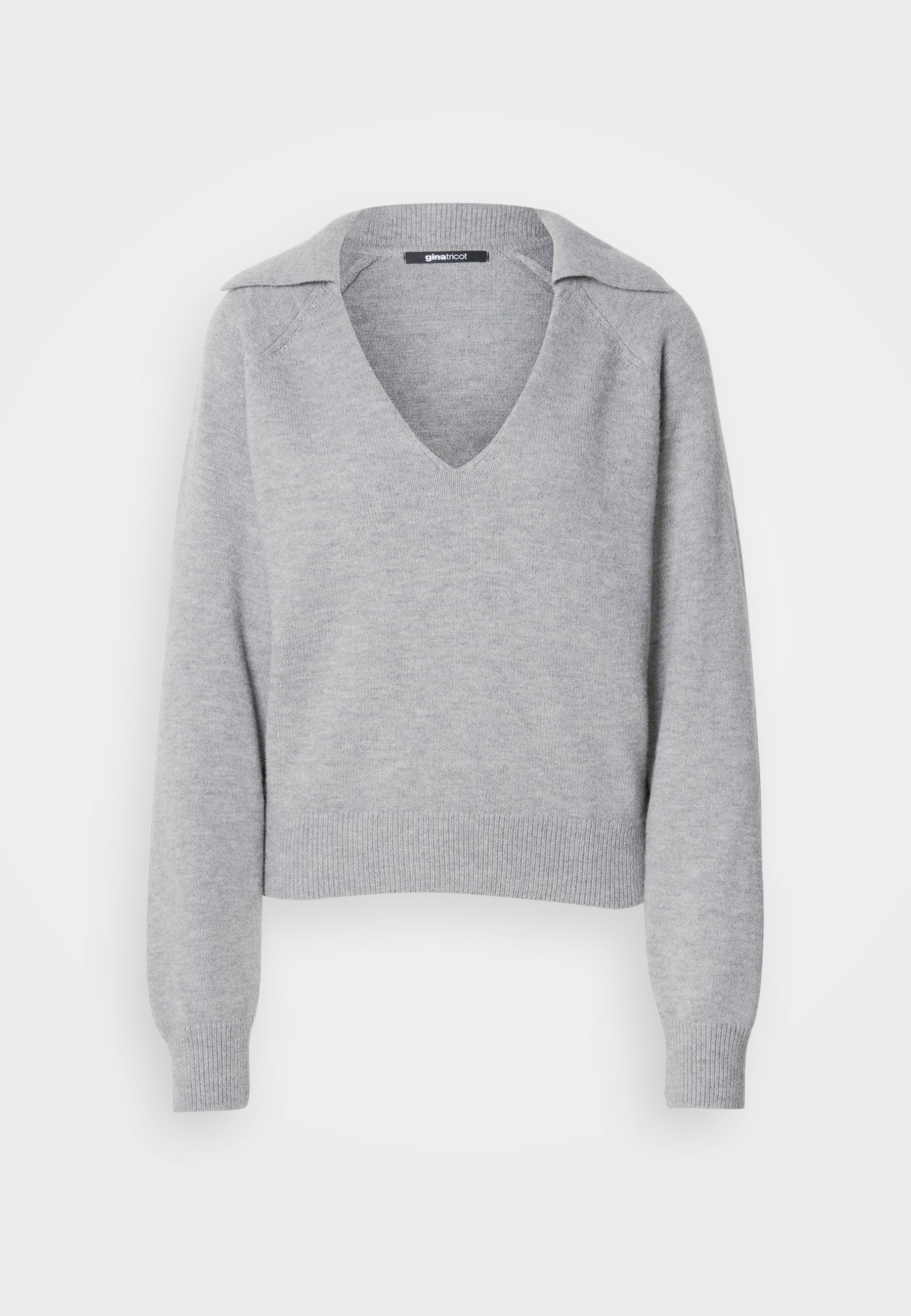 Grauer Strickpullover mit V-Ausschnitt und Kragen, lange Ärmel und gerippte Bündchen. Weiche Textur, kurzes Design, minimalistische Details.