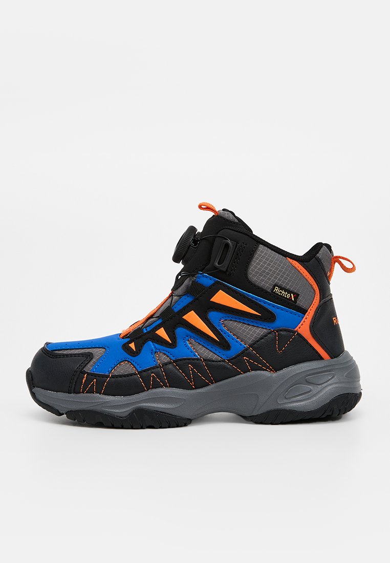 Hochschnittiger Sportschuh in Schwarz, Blau und Orange. Verfügt über ein strukturiertes Obermaterial, Mesh-Einsätze und ein schnelles Schnürsystem mit einem runden Zugknopf.
