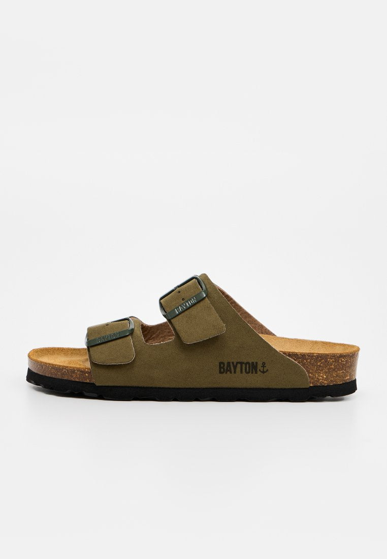 Braune Wildleder-Sandale mit zwei verstellbaren Schnallen, Kork-Fußbett, schwarzer Sohle und Bayton-Logo an der Seite.
