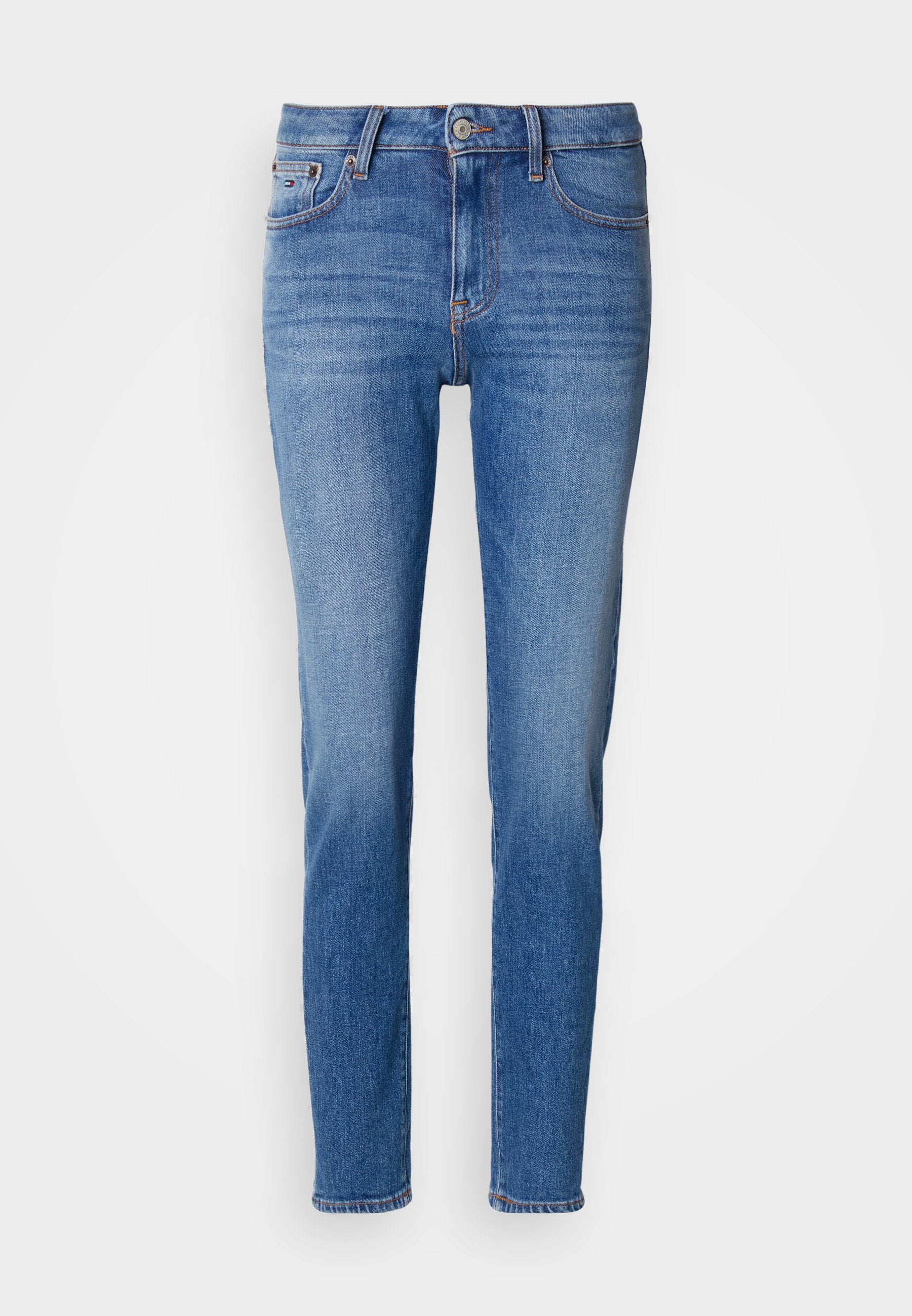 Hellblaue Denim-Jeans mit schmaler Passform, Fünf-Taschen-Design, Knopfverschluss und subtilen Abnutzungserscheinungen. Genähte Akzente entlang der Nähte.