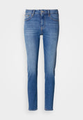 Hellblaue Denim-Jeans mit schmaler Passform, Fünf-Taschen-Design, Knopfverschluss und subtilen Abnutzungserscheinungen. Genähte Akzente entlang der Nähte.
