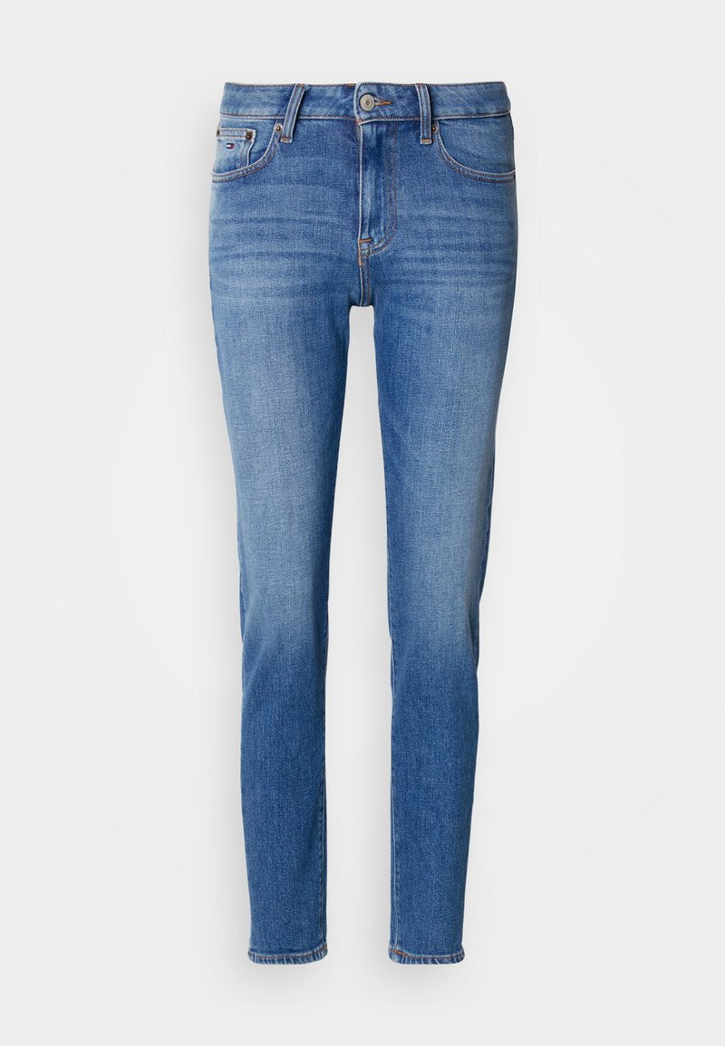 Hellblaue Denim-Jeans mit schmaler Passform, Fünf-Taschen-Design, Knopfverschluss und subtilen Abnutzungserscheinungen. Genähte Akzente entlang der Nähte.