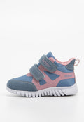 Blaue und rosa Kindersneaker mit einem Design aus Wildleder und Mesh, doppelten Klettverschlüssen, gemusterten Akzenten und einer weißen Gummisohle.