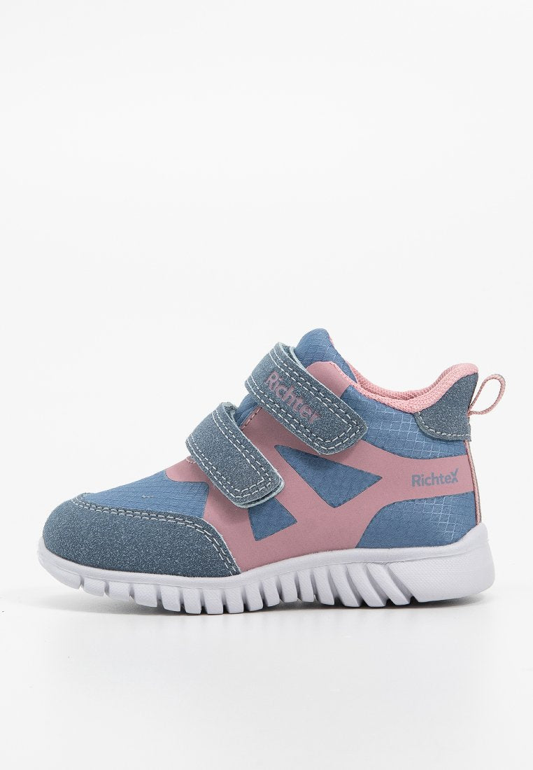 Blaue und rosa Kindersneaker mit einem Design aus Wildleder und Mesh, doppelten Klettverschlüssen, gemusterten Akzenten und einer weißen Gummisohle.