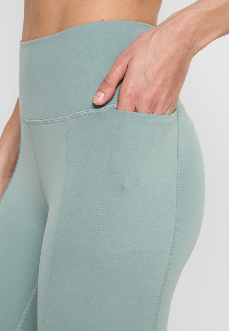 Under Armour MERIDIAN KICK FLARE PANT-GRN