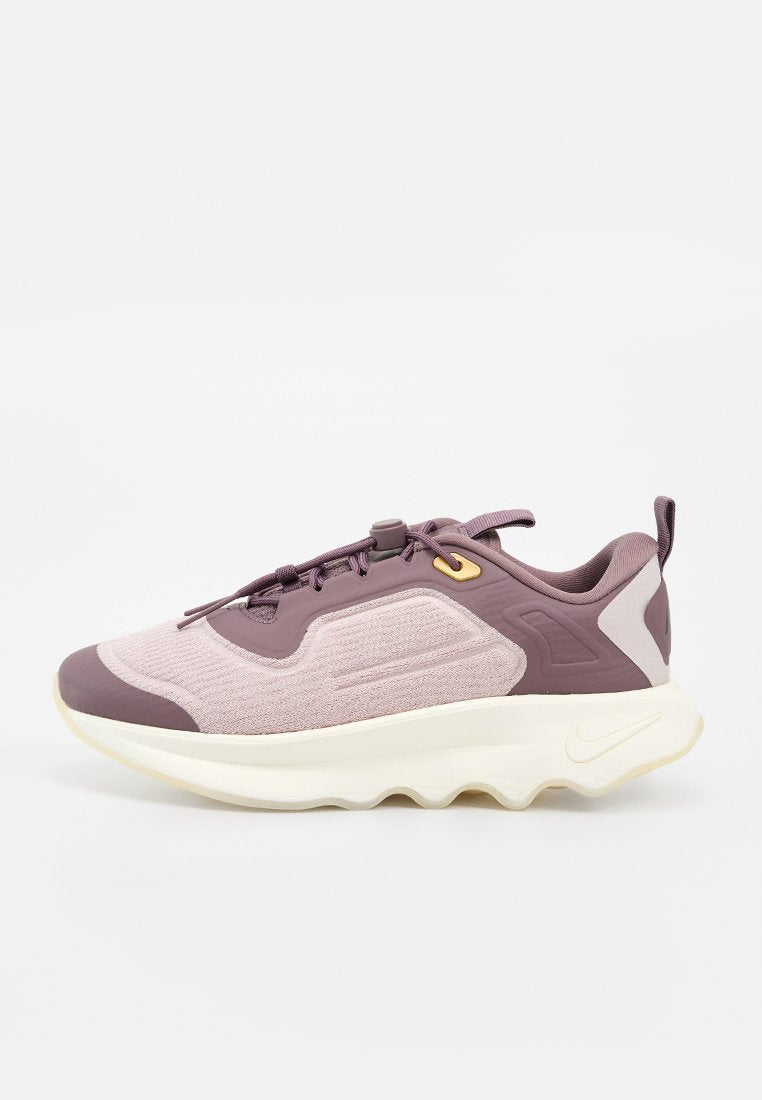 Lila-beiger Sportschuh mit wellenförmiger Sohle, Zuglasche an der Ferse, Schnürung vorne und dezentem Nike-Logo auf der weißen Zwischensohle.