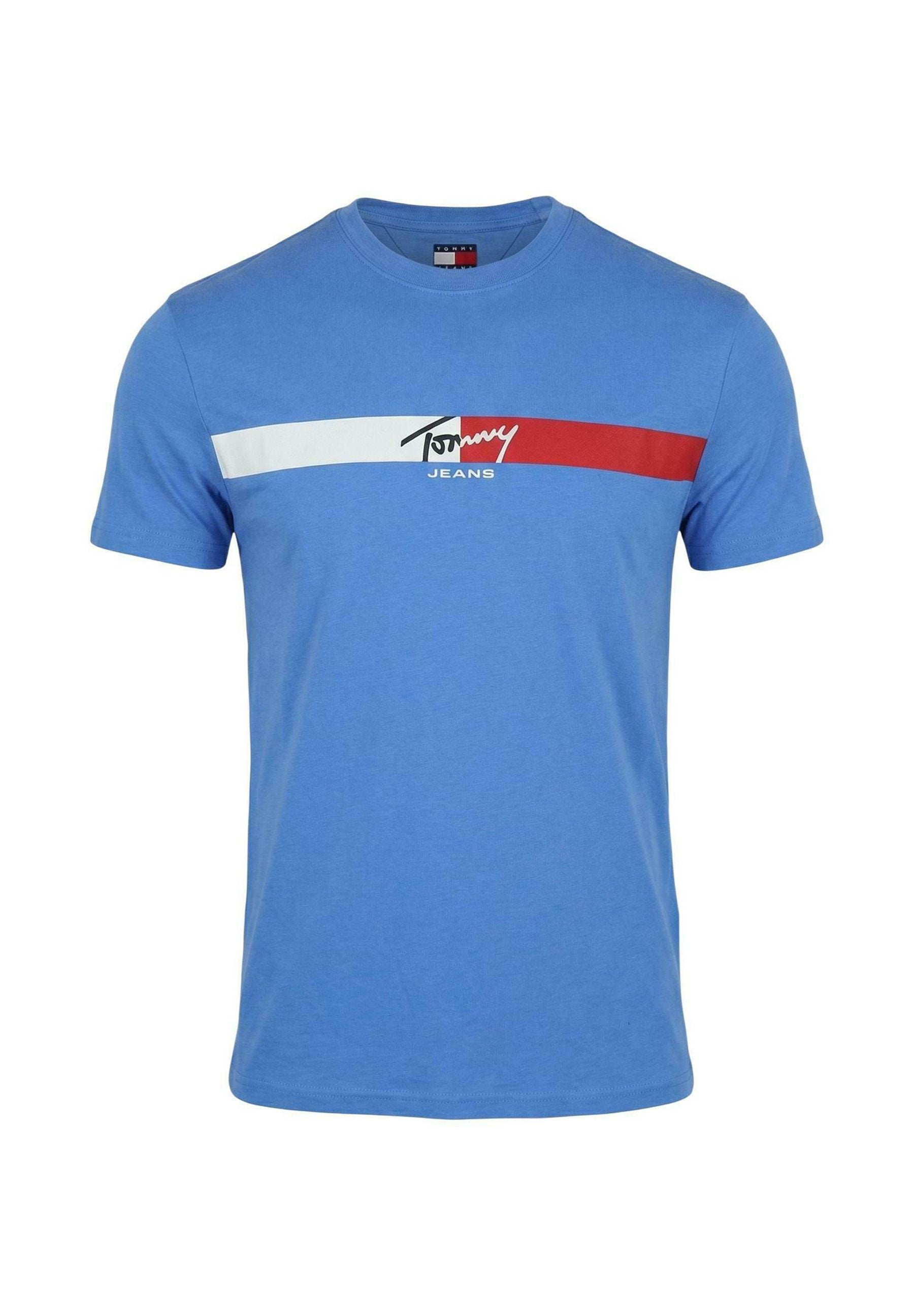 Blaues T-Shirt mit kurzen Ärmeln und einem weißen sowie roten horizontalen Streifen über der Brust, in der Mitte mit dem Markenschriftzug "Tommy Jeans" versehen.
