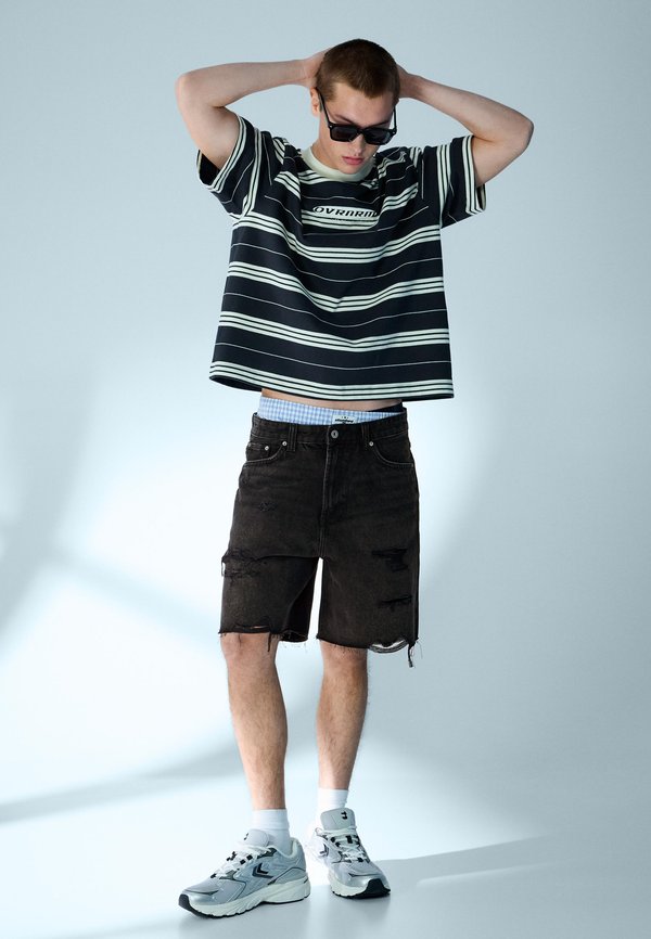 Bershka DESTROYS - Denim shorts - black