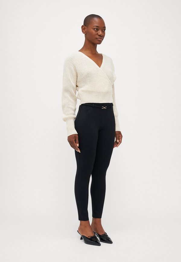 ONLY Petite ONLNINA V NECK