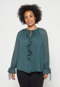 Tealfarbige, transparente Bluse mit rüschente Front, rundem Halsausschnitt und Kordelzugmanschetten. Mit langen Ärmeln und einem lässigen Schnitt.