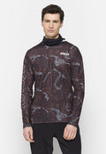 Langärmliges Sportshirt in Dunkelbraun mit einem topografischen Muster in Grau und Weiß. Verfügt über einen hohen Kragen und ein Logo auf der Brust.