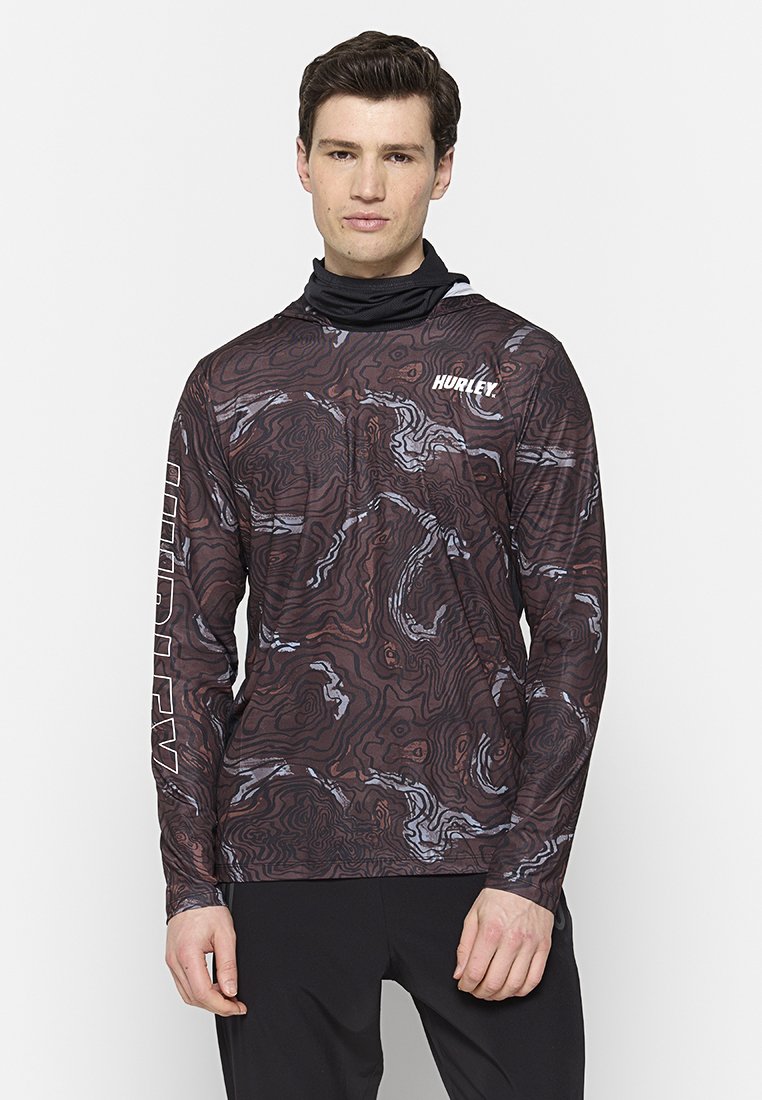 Langärmliges Sportshirt in Dunkelbraun mit einem topografischen Muster in Grau und Weiß. Verfügt über einen hohen Kragen und ein Logo auf der Brust.