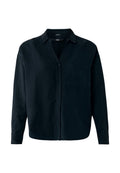 Schwarzes Button-up-Shirt aus gewebtem Stoff, mit spitzem Kragen, langen Ärmeln und einer Brusttasche. Glatte Textur und lockere Passform.