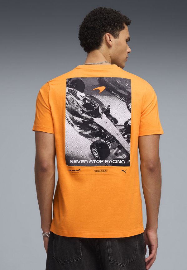 Puma MCLAREN GRAPHIC TEE - Print T-shirt - papaya