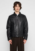 Schwarze Lederjacke mit durchgehendem Reißverschluss, Kragen-Design, zwei Seitentaschen und glatter Textur. Verfügt über eine klassische, strukturierte Silhouette.