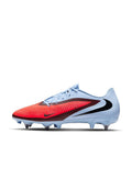 Rote und hellblaue Fußballschuhe mit einem strukturierten Muster, schwarzen Swoosh-Akzenten und fünf runden Stollen an der Sohle für besseren Halt.
