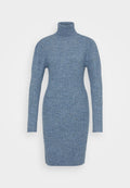 Blaues geripptes Strick-Turtleneck-Kleid mit langen Ärmeln, figurbetontem Schnitt und weicher Textur, das durchgehende vertikale Streifen aufweist.