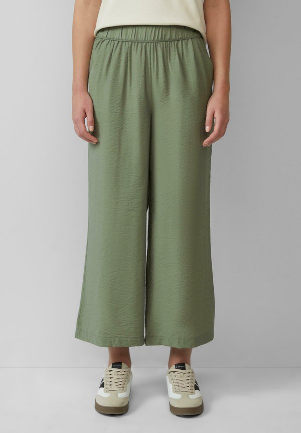 s.Oliver FLIESSENDE CULOTTE IM RELAXED FIT MIT FRENCH - Trousers - dunkles salbeigrün