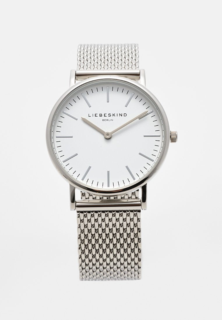 Silberne analoge Armbanduhr mit weißem Zifferblatt, minimalen Stundenmarkierungen, "Liebeskind Berlin" Logo und Mesh-Metallarmband.