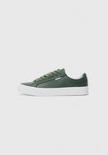 Grüne synthetische Sneakers mit niedrigem Schaft, weißer Gummisohle, runder Zehenpartie, sechs Ösen und flachen Schnürsenkeln. Minimale Markenkennung an der Seite.