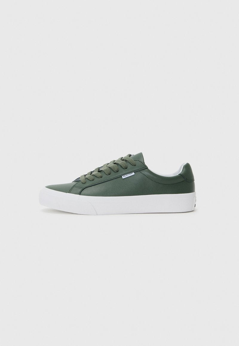 Grüne synthetische Sneakers mit niedrigem Schaft, weißer Gummisohle, runder Zehenpartie, sechs Ösen und flachen Schnürsenkeln. Minimale Markenkennung an der Seite.