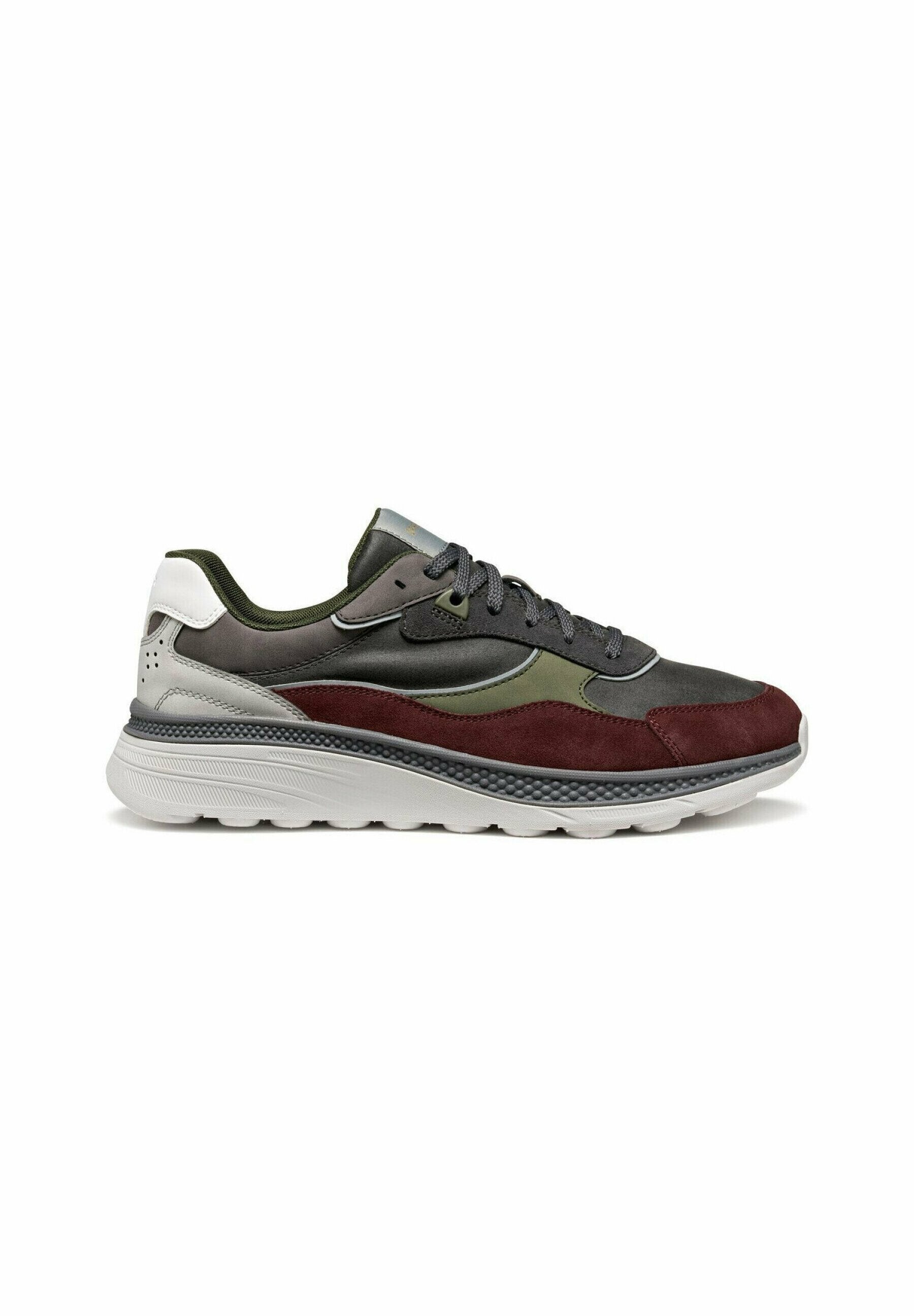 Niedriger Sneaker mit grauen, olivgrünen, burgunderfarbenen und weißen Einsätzen, grauen Schnürsenkeln und dicker weißer strukturierter Sohle, von der rechten Seite gezeigt.