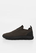 Schwarzer Slip-On-Sneaker mit atmungsaktivem Strick-Obermaterial, elastischem Kragen, Zuglasche an der Ferse und strukturierter Gummisohle mit Wellenmuster.