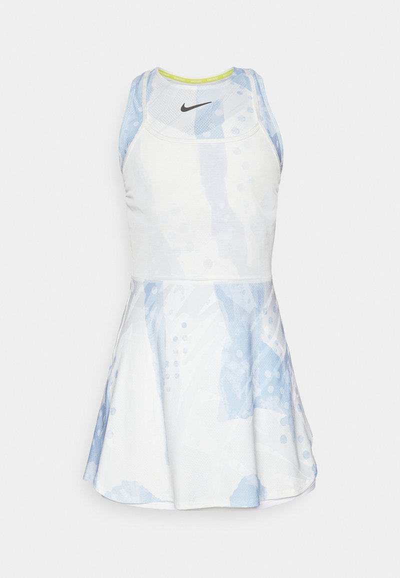 Nike Sportkleid in Weiß mit hellblauen abstrakten Mustern. Es verfügt über ein tailliertes Oberteil, einen schwingenden Rock und atmungsaktives Mesh-Gewebe an den Schultern.