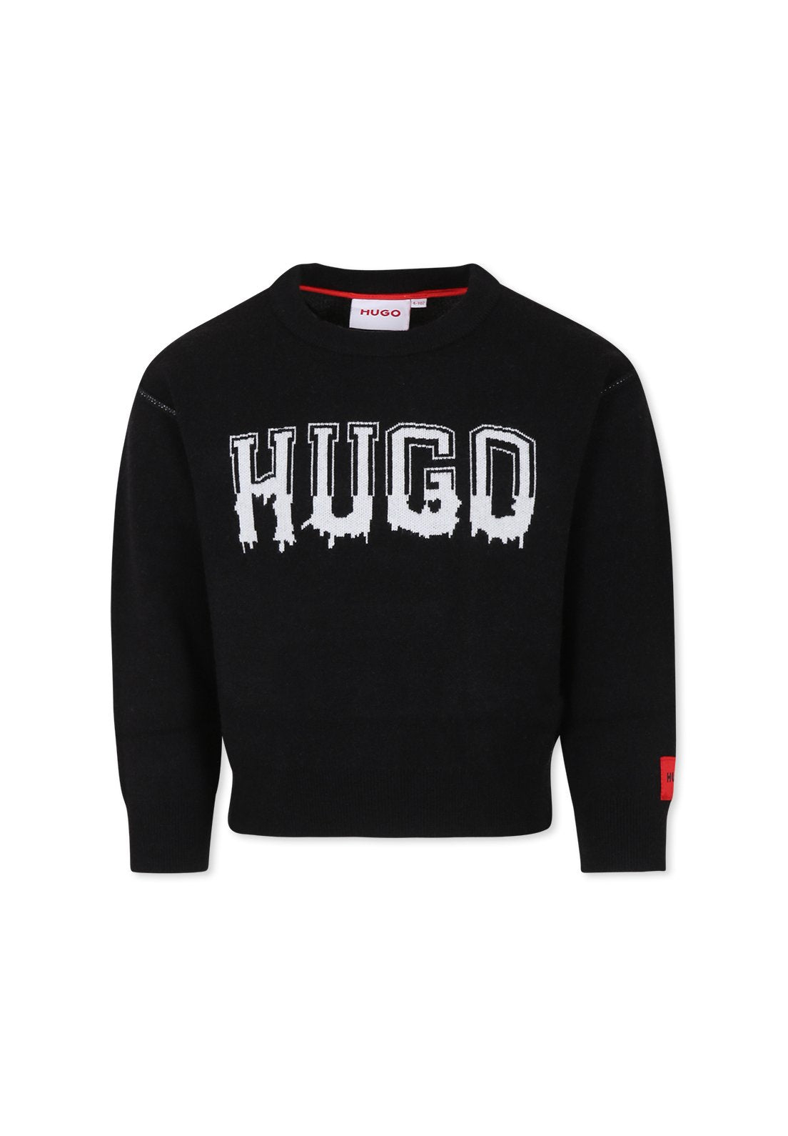 Schwarzer Strickpullover mit Rundhalsausschnitt. Verfügt über ein weißes, tropfendes "HUGO"-Logo auf der Brust und ein rotes Logo-Label am Ärmel.