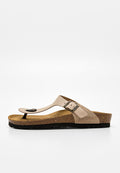 Beige Wildleder-Zehensandale mit verstellbarem Schnallenriemen, Kork-Fußbett, schwarzer Gummisohle und "BAYTON" Prägung an der Seite.