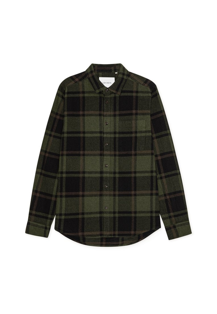 Grün-schwarz kariertes Flanellhemd mit langen Ärmeln, durchgehender Knopfleiste, klassischem Kragen, Brusttasche und abgerundetem Saum.