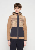 Kapuzensweatjacke aus strukturiertem beigem und marineblauem Stoff mit geometrischen Mustern und Reißverschlusstaschen. Robustes und warmes Design für den Außeneinsatz.
