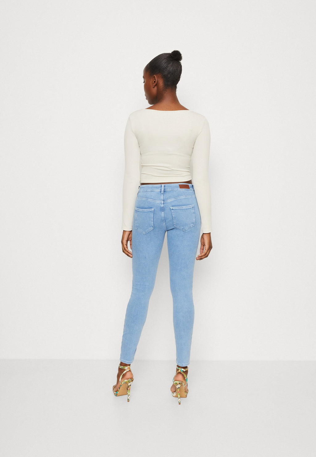 ONLBLUSH MID WAIST PLEAT BIKER  Media 4