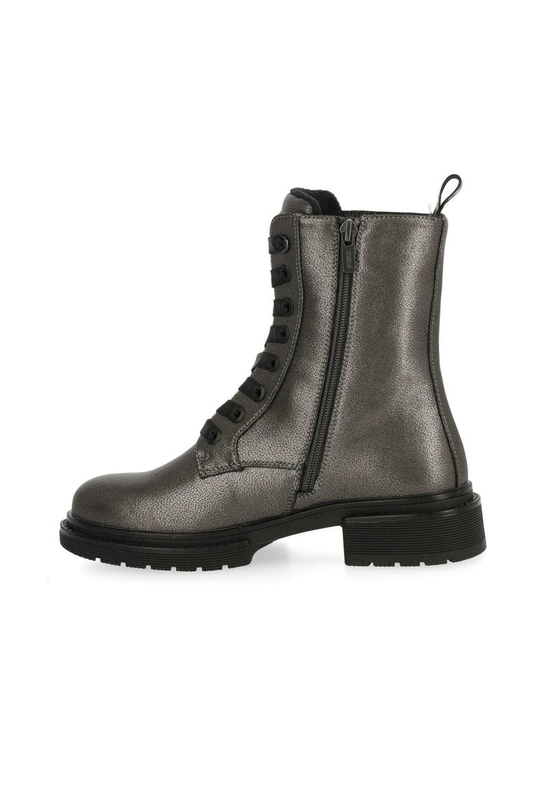 Metallic graue Ankle-Boots mit runder Zehenpartie, schwarzen Schnürsenkeln, seitlichem Reißverschluss, strukturiertem Finish und einem stabilen, klobigen, schwarzen Absatz.