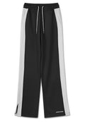 Schwarze Sporthose mit weißen Seitenstreifen, elastischem Bund, Kordelzug und einem Logo am Saum. Glatter Stoff mit lockerem Schnitt.