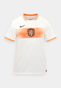 Weißes Fußballtrikot mit orangefarbenem geometrischem Streifen über der Brust, schwarzem Löwenwappen in der Mitte, orangefarbenem Nike-Logo und orangefarbener Einfassung an Kragen und Ärmeln.