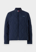 Marineblouson aus steppiertem Material mit Stehkragen, Reißverschluss und dezentem Logo-Stick. Glatte Textur mit wellenförmigem Steppmuster.