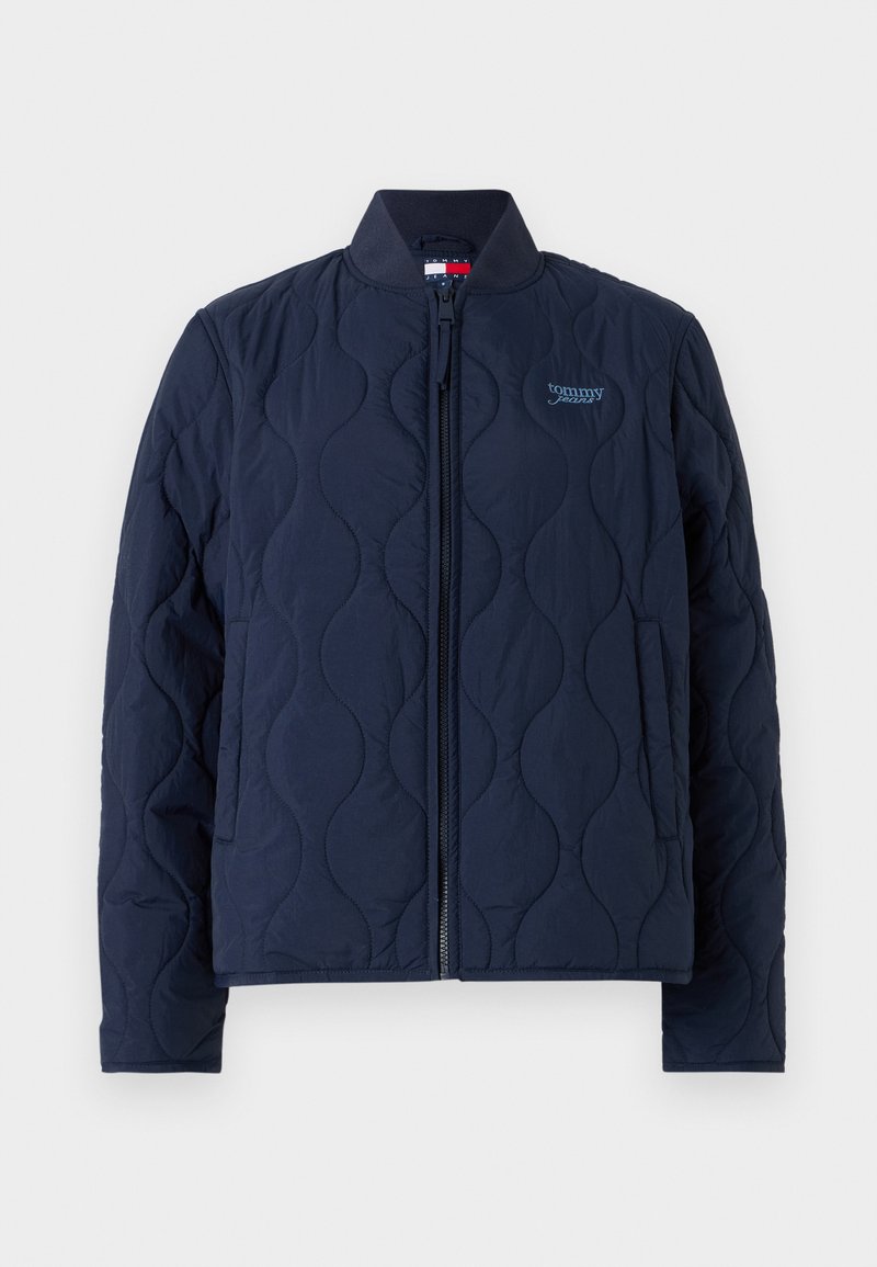 Marineblouson aus steppiertem Material mit Stehkragen, Reißverschluss und dezentem Logo-Stick. Glatte Textur mit wellenförmigem Steppmuster.