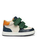 Mehrfarbiger Sneaker aus perforiertem beigem Leder, mit grünen Stoffriemen, dunkelblauen Akzenten und orangefarbenem Absatz. Weiße Gummi-Sohle. Klettverschluss.