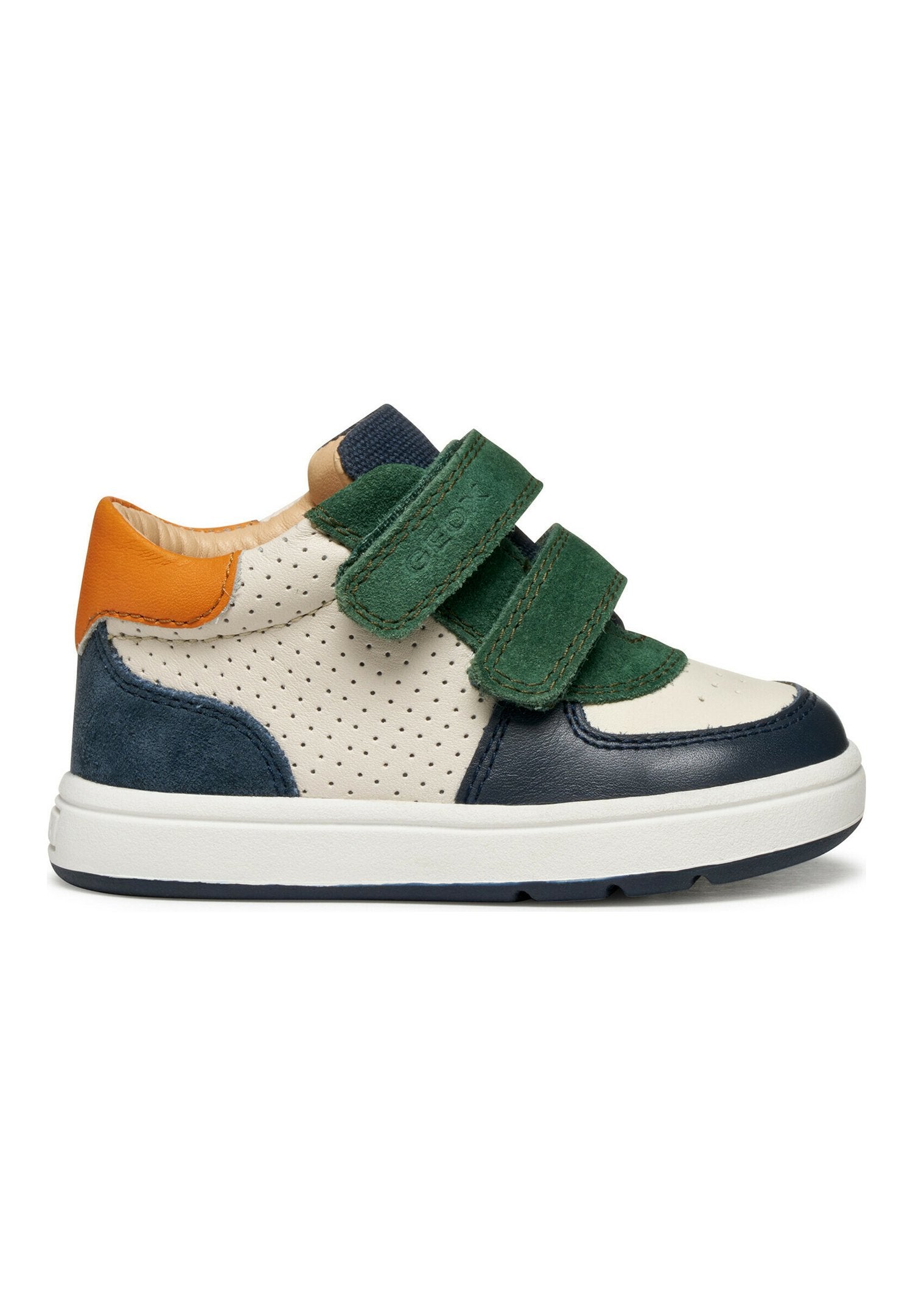 Mehrfarbiger Sneaker aus perforiertem beigem Leder, mit grünen Stoffriemen, dunkelblauen Akzenten und orangefarbenem Absatz. Weiße Gummi-Sohle. Klettverschluss.
