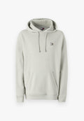 Hellgrauer Hoodie aus weichem Baumwollmischgewebe, mit einer großen Fronttasche, verstellbarem Kapuzenzug und kleinem Logopatch auf der Brust.