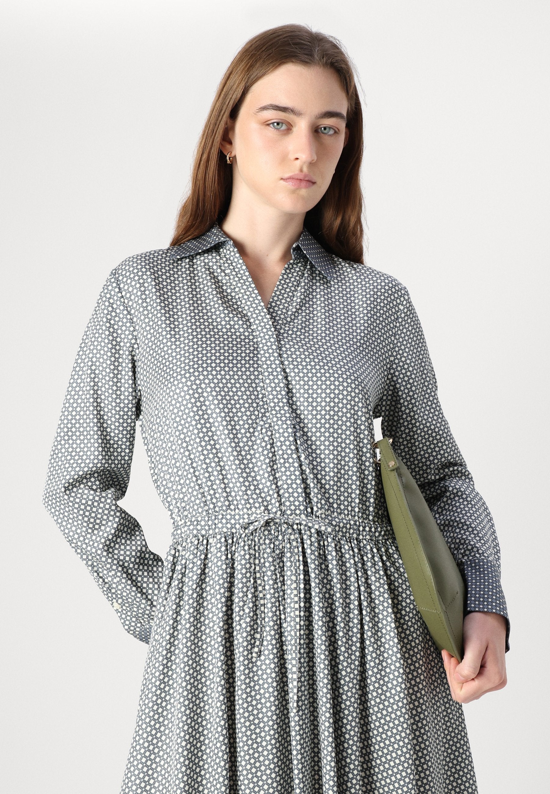 FLUID BELTED SHORT DRESS Media 5