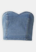 Blaues Denim-Bandeau-Crop-Top mit herzförmigem Ausschnitt, strukturiertem Design und sichtbaren Nähdetails. Glatte Textur und taillierte Form.