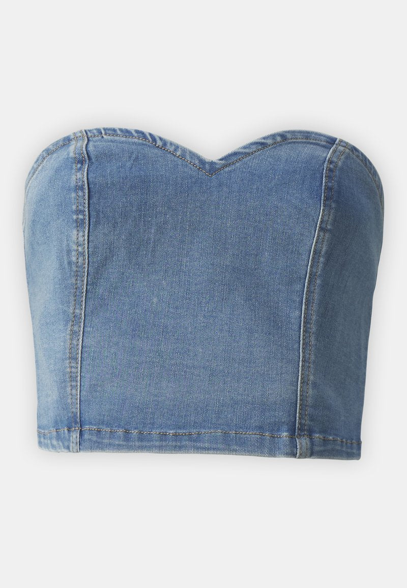 Blaues Denim-Bandeau-Crop-Top mit herzförmigem Ausschnitt, strukturiertem Design und sichtbaren Nähdetails. Glatte Textur und taillierte Form.