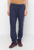 Navyblaue Jogginghose aus weichem Stoff, mit einem elastischen Taillenbund und Zugband. Seitliches Logodetail in Weiß bedruckt.