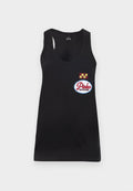 Schwarzes Tanktop mit rundem Ausschnitt, ausgestattet mit einem gestickten "Pinko Garage"-Patch und einem gelben und kastanienbraunen karierten Abzeichen.