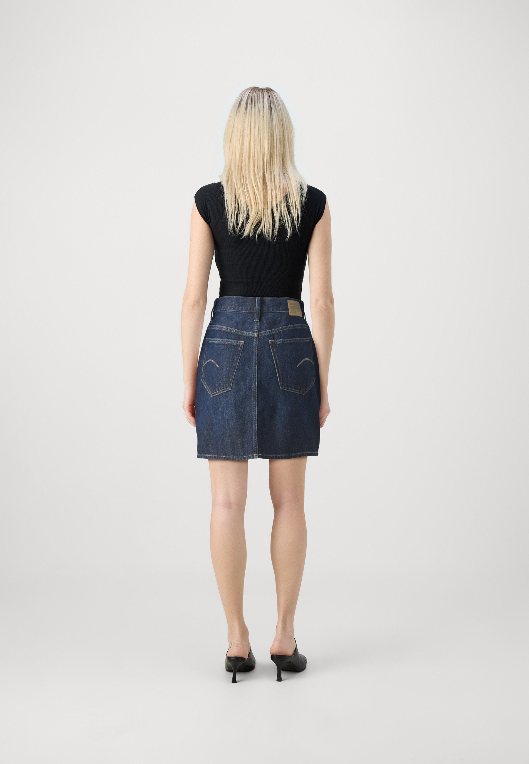 VIKTORIA SHORT EDGE Media 4