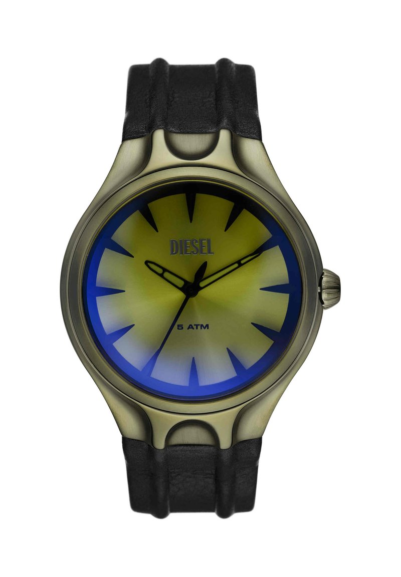 Runde Diesel-Armbanduhr mit gelbem und blauem Zifferblatt, schwarzen Stundenmarkierungen und Zeigern, schwarzem Lederarmband und Wasserdichtigkeitsangabe "5 ATM".