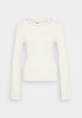 Rippent Weißer Pullover mit langen Ärmeln, figurbetontem Schnitt und verziertem Ausschnitt, der mit kleinen klaren Edelsteinen entlang des Kragens geschmückt ist.