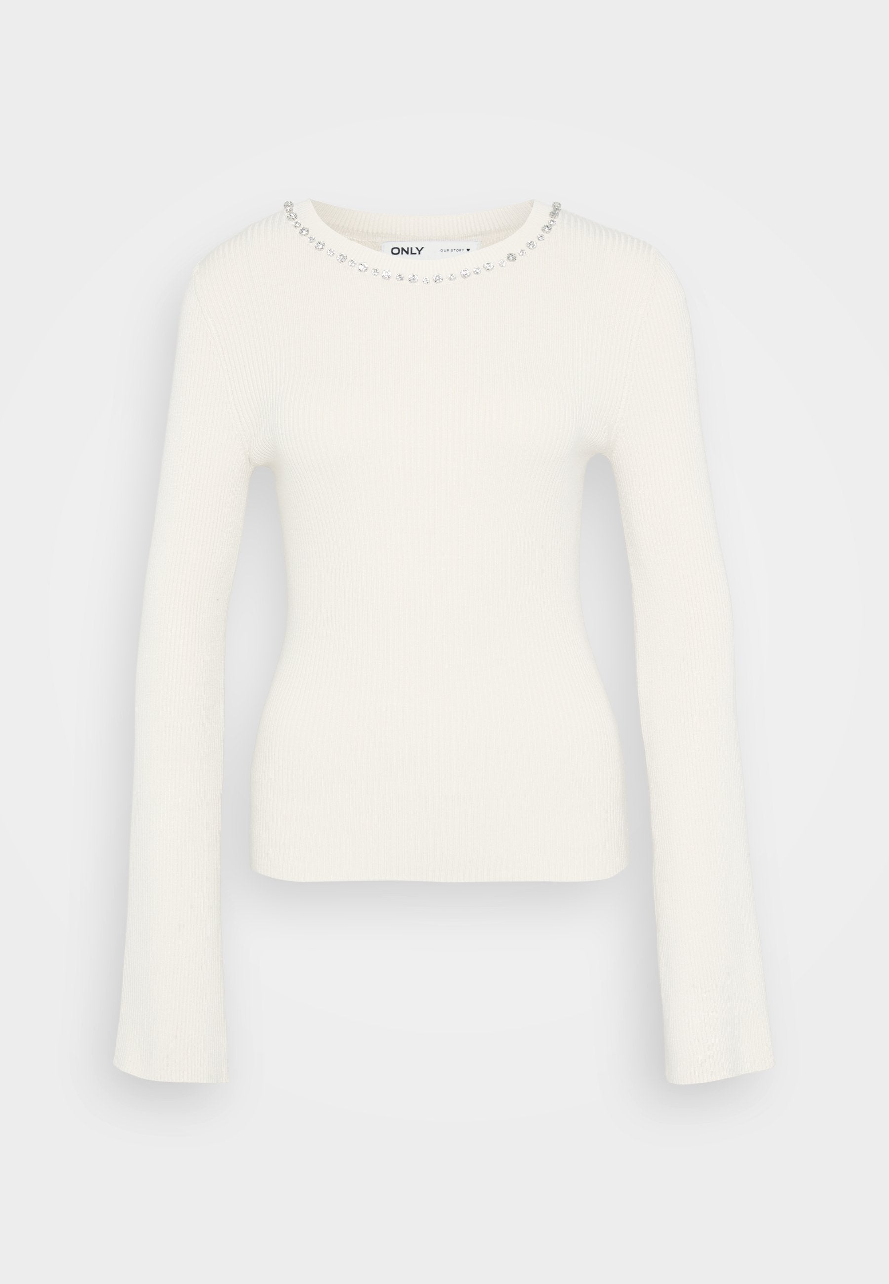 Rippent Weißer Pullover mit langen Ärmeln, figurbetontem Schnitt und verziertem Ausschnitt, der mit kleinen klaren Edelsteinen entlang des Kragens geschmückt ist.